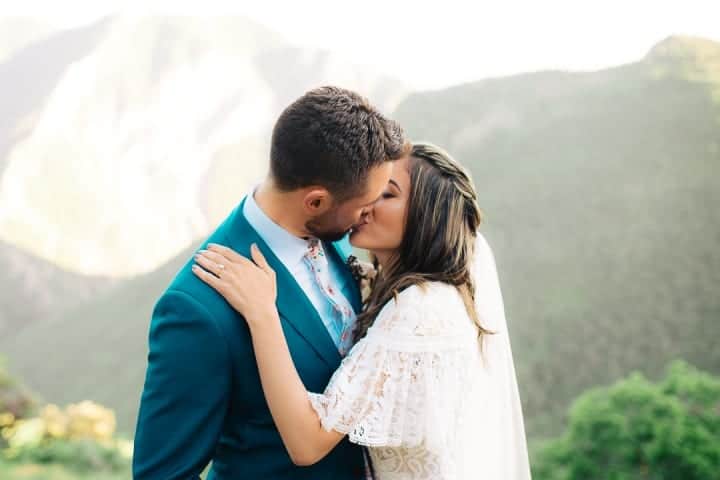 Formal-Bride-And-Groom-Kissing-Poses