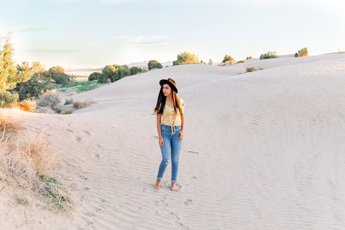 What to wear for engagement pictures, yellow shirt with hat, summer yellow, blue and white outfits, desert photography