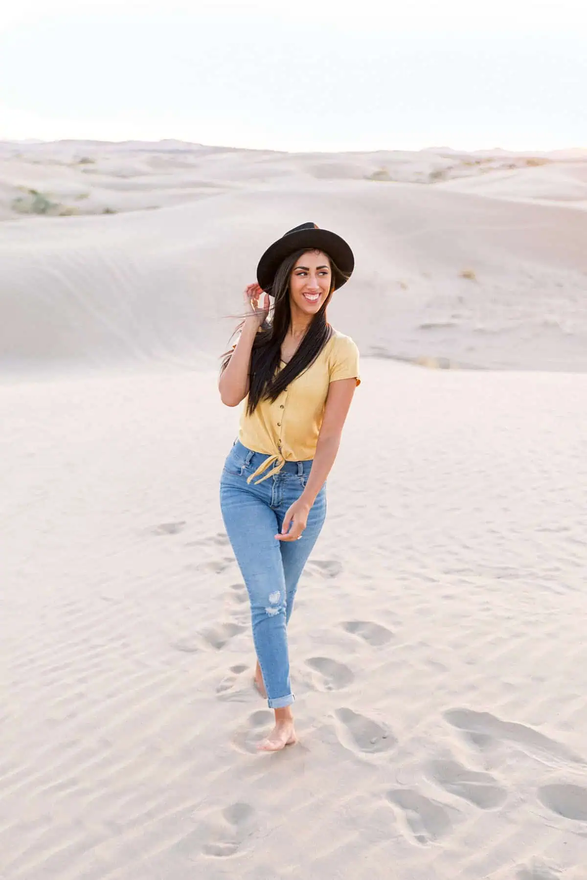 What to wear for engagement pictures, yellow shirt with hat, summer yellow, blue and white outfits, desert photography