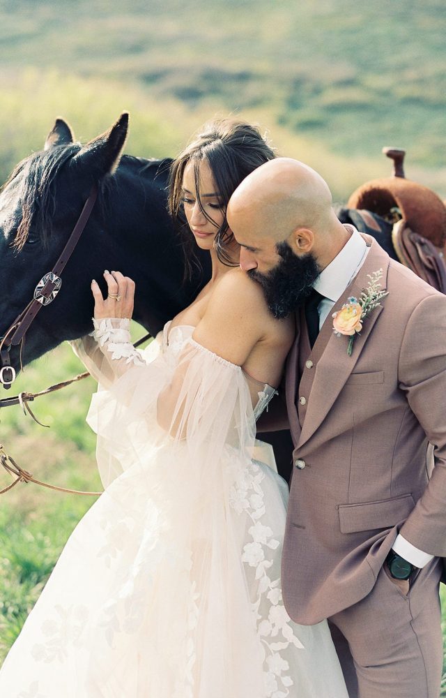 wedding couple photo with horse