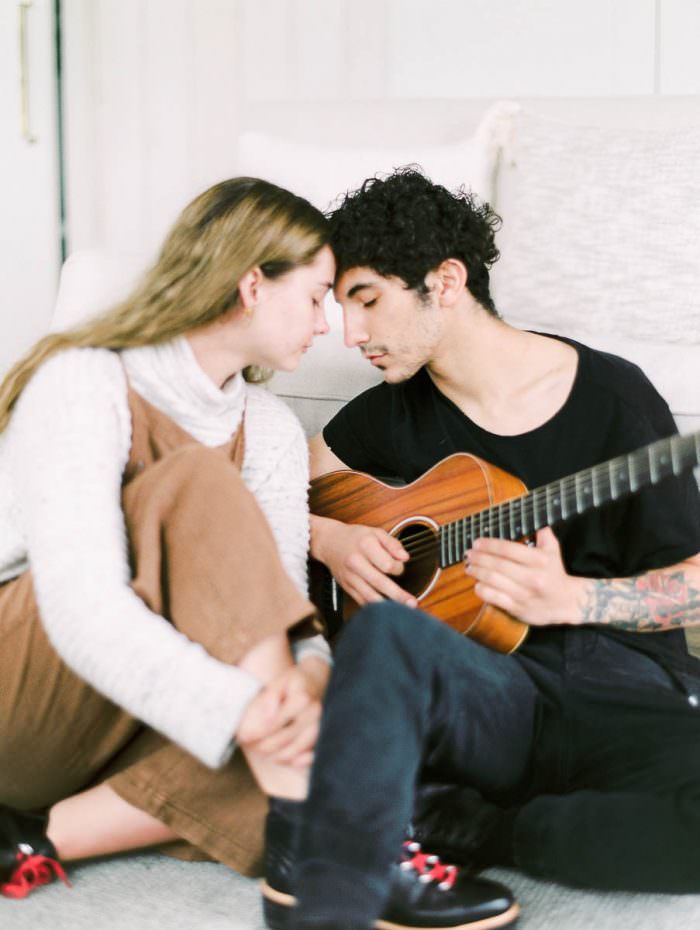 bright-couple-engagement-photo-in-utah