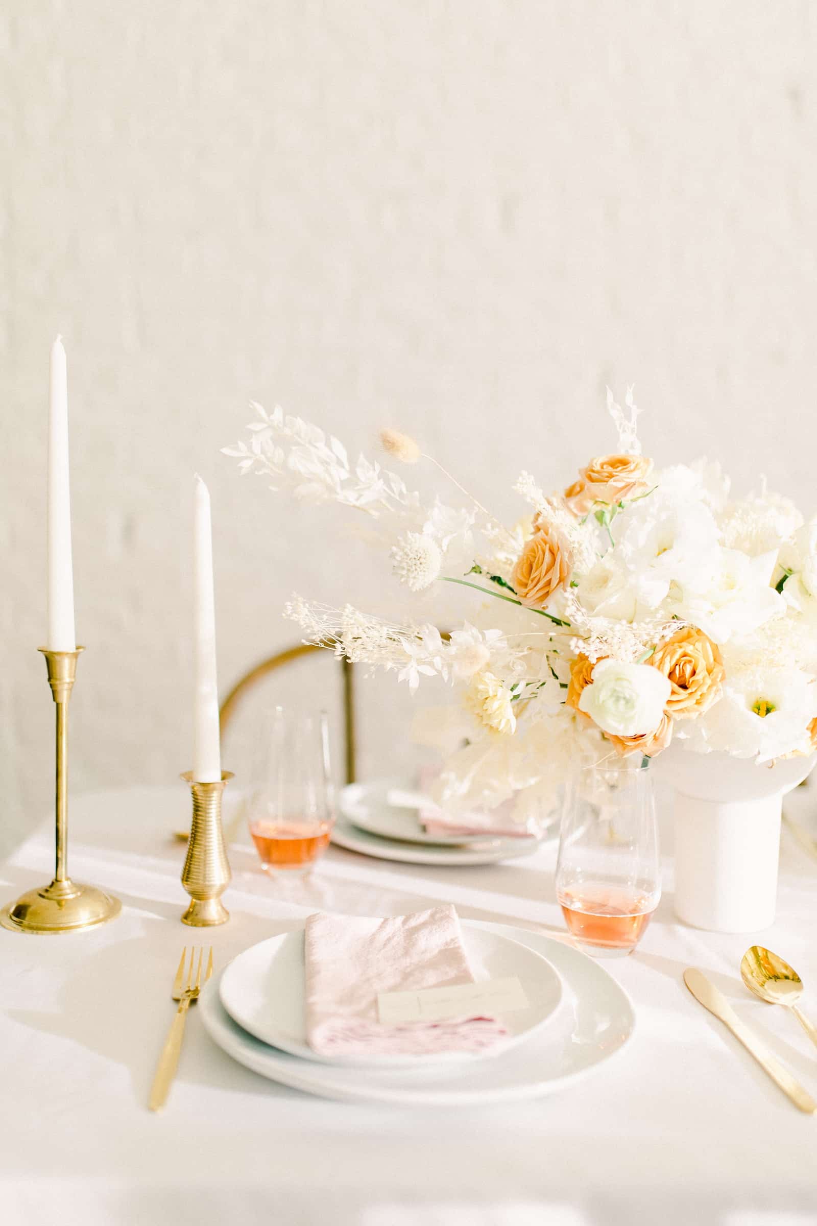 Modern wedding table with white and orange rust colors, white flowers tablescape