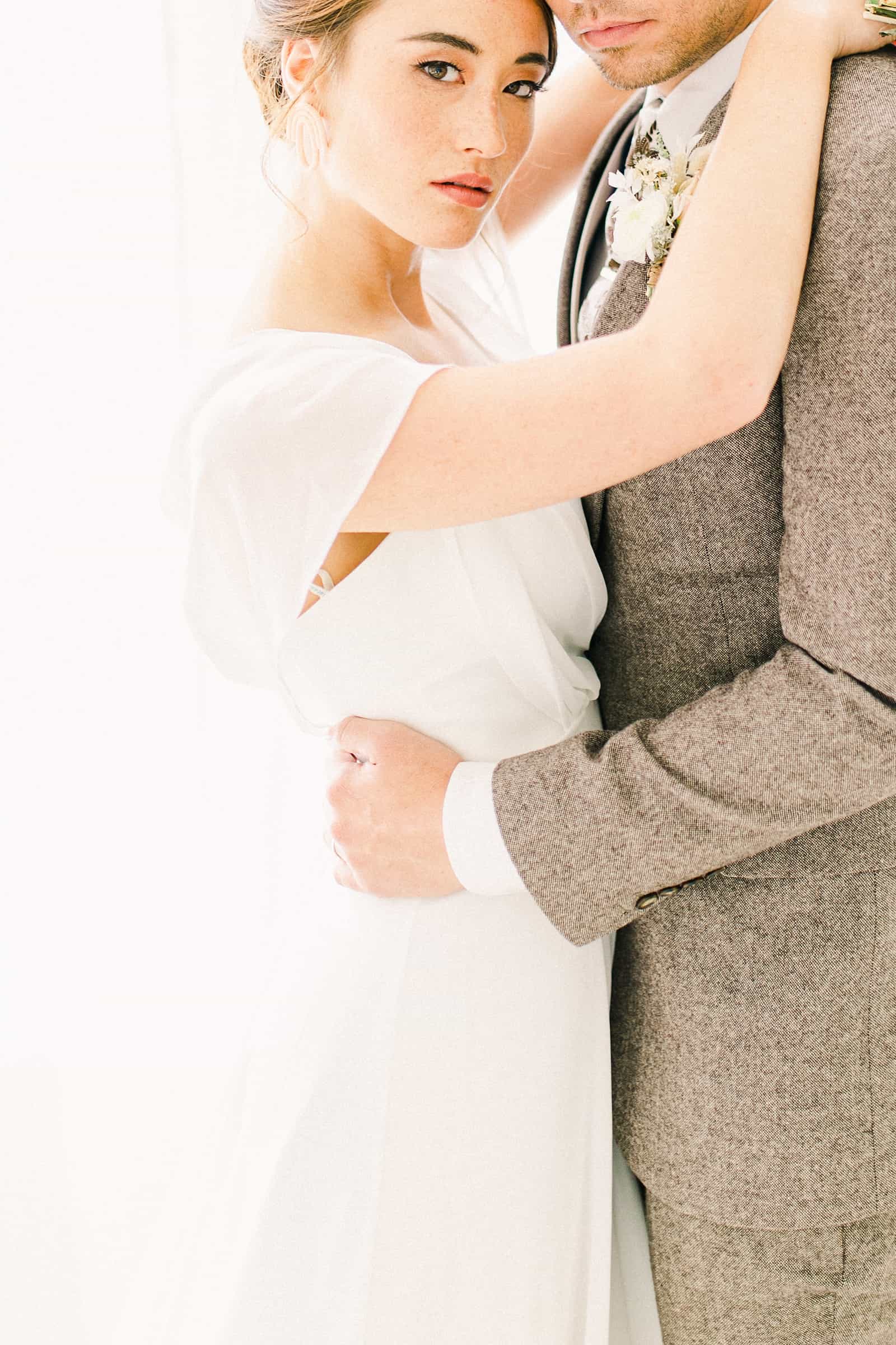 Modern bride and groom, minimalist wedding